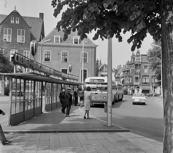 126088 Gezicht op de bushalte voor streekbussen aan het Janskerkhof te Utrecht.